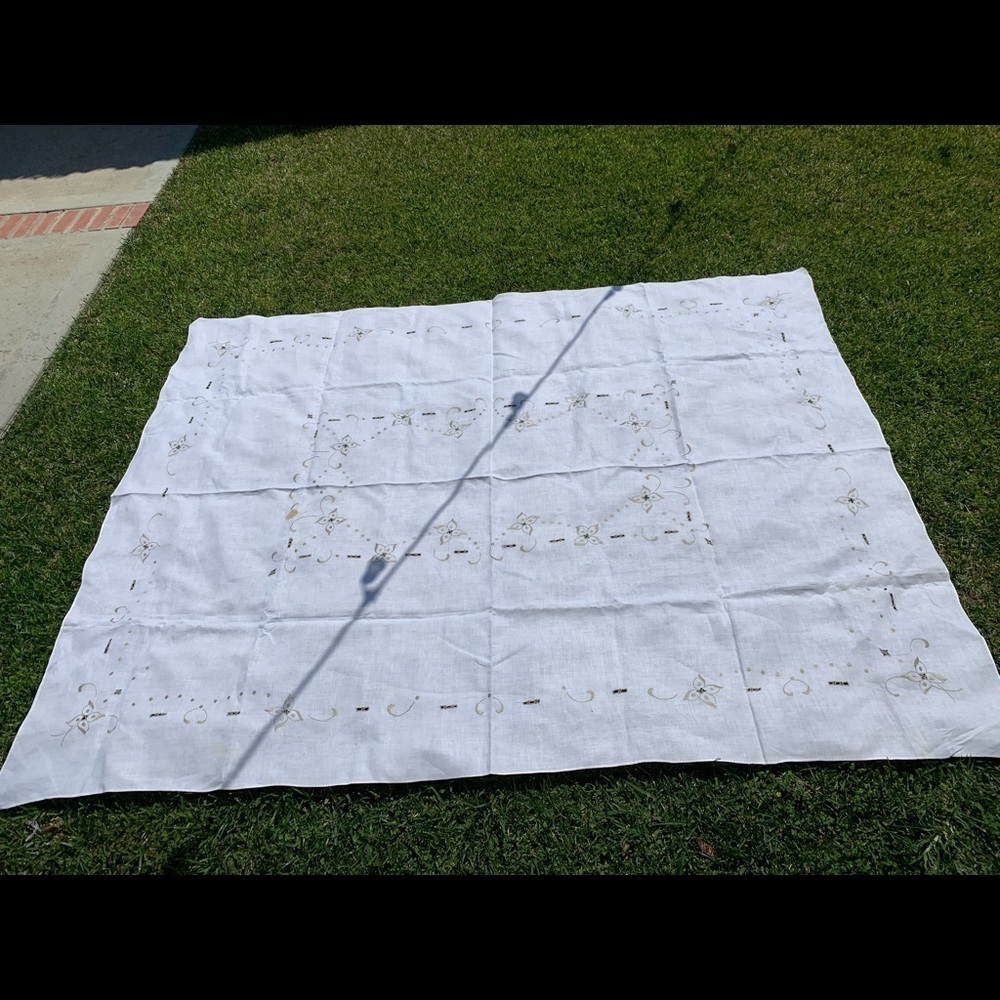 Table Cloths - Picture 2 of 9